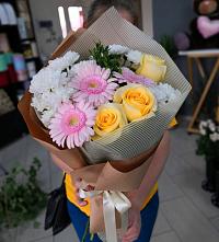 Букет цветов из:  Герберы, Розы и Хризантемы в Новопавловке