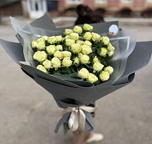 Букет Белые кустовые розы Солинеро в Новопавловке